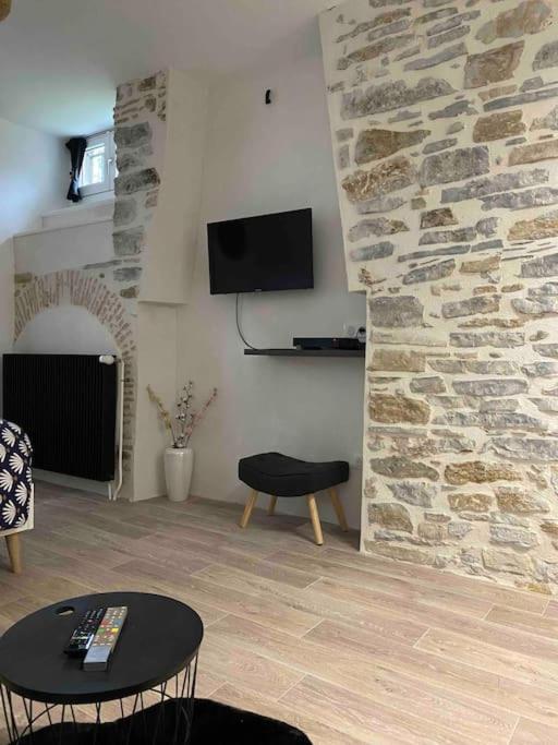 Charmant Studio Idealement Place Et Paisible ! Oloron-Sainte-Marie Extérieur photo